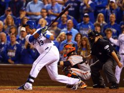 Salvador Pérez (#13) de los Reales de Kansas City impulsó dos careras en la sexta entrada. AFP / D. Vishwanat