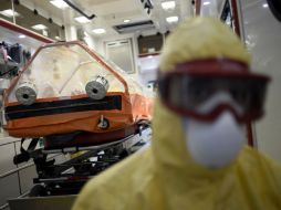 Autoridades de salud recuerdan que el ébola no se contagia por el aire, contrario a la influenza. AFP / S. De Sakutin
