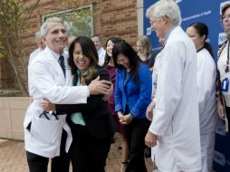 La enfermera aparece ante las cámaras fotográficas y de televisión acompañada por su madre, hermana y el equipo médico. AP / P. Monsivais