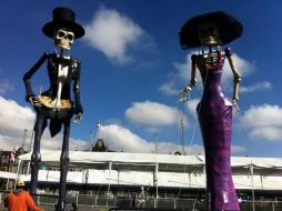 Dos monumentales esculturas de 10 metros de altura dan la bienvenida al Festival del Alfeñique. TWITTER / @CulturaTolucaMx