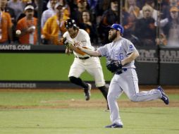 Greg Holland, de Kansas, tira a primera  para dejar fuera a Hunter Pence, de los Gigantes,  para el último out del juego. AP / C. Riedel