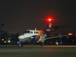 La enfermera Nina Pham regresa a Texas la noche del viernes en un vuelo especial, al aeropuerto internacional Meacham de Fort Worth. AP / T. Fox