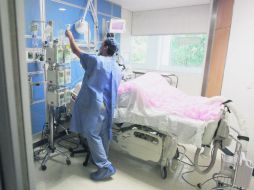 Hospital de Especialidades del Centro Médico Nacional de Occidente. Uno paciente recibe atención especial en la Unidad de Quemados. EL INFORMADOR / A. Camacho