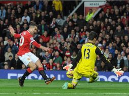 El gol de Van Persie salva de la derrota al Manchester pero, aún así, éste se mantiene a años luz del líder. EFE / P. Ellis