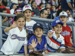 Los pequeños ya comienzan a vivir la emoción del beisbol. EL INFORMADOR / A. Hernández