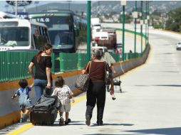 Los que van hacia la Chilpancingo, bajan sus maletas caminan por varios kilómetros para buscar un taxi o transporte colectivo. EFE / J. Méndez