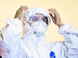 Protocolo. Un especialista con un traje hermético para tratar a pacientes infectados con el virus del ébola. AP /
