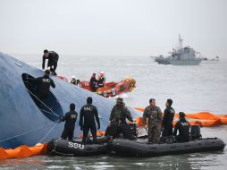 Jóvenes sobrevivientes afirman que no recuerdan haber recibido orden de evacuar antes de que se ayudaran entre sí a salir del barco. AP / ARCHIVO