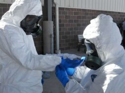A su arribo a Vicenza los militares fueron recibidos por agentes de los carabineros protegidos con trajes especiales. AFP / J. McDonald