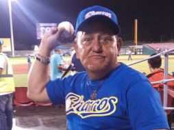 En el primer juego de la serie, el seguidor de los Charros logra quedarse con 'Doña blanca' que presume a los medios. EL INFORMADOR / J. Robles.