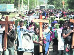 Familiares de los jóvenes desaparecidos y estudiantes de la Escuela Normal de Ayotzinapa participaron en una celebración religiosa. EFE /