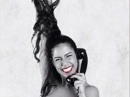 La historia es sobre una joven que no consigue trabajo de acuerdo con su profesión y sólo le queda emplearse como telefonista erótica. ESPECIAL / elcirculoteatral.org