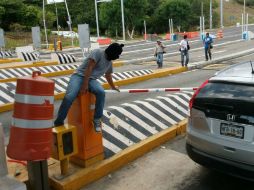 En lapsos de una hora, los manifestantes dejaban pasar a los automovilistas. SUN / ARCHIVO