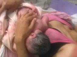 Personal de los Servicios Médicos Municipales trasladan a madre e hija al Hospital de la Mujer para su correspondiente valoración. ESPECIAL / Secretaria de Seguridad Ciudadana