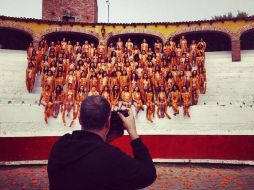 Las participantes posaron con miles de flores de cempasúchil, con collares hechos de estas flores. TWITTER / @SpencerTunick