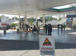 De acuerdo a testigos, dos sujetos dispararon al empleado en el muslo. ESPECIAL /