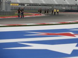 Parte del equipo Lotus recorren a pie el circuito de las Americas. AP / D. Cummings