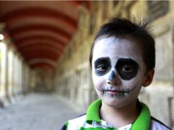 La muerte, aún entre los mexicanos más pequeños, es esperada cada año para celebrarla. EL INFORMADOR / ARCHIVO