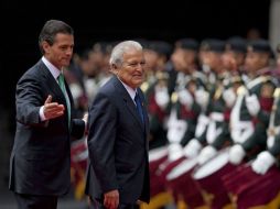 Los Mandatarios pasan revista a la Guardia de honor, de acuerdo al protocolo. AP / R. Blackwell