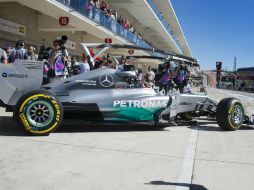 Sobre el final de la sesión, Lewis Hamilton sufre problemas mecánicos que lo orillan a abandonar la prueba. AFP / J. Watson