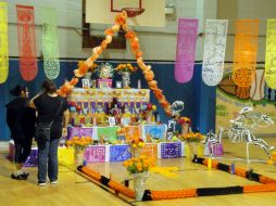 Los altares son adornados típicamente en las escuelas y asociaciones comunitarias. NTX / M. Guerrero