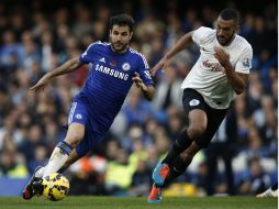 El primer gol del Chelsea llegó a la media hora gracias a una conducción del español Cesc Fàbregas (i). AFP / A. Dennis