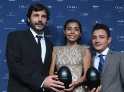 El cineasta Quemada-Díez (i) posa con los actores Karen Martínez y Brandon López en la ceremonia de entrega de los premios Fénix. EFE / M. Guzman