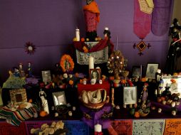 En el Museo de América, la imagen de la artista surrealista fue acompañada por pinceles y artículos para pintar que adornaban el altar. NTX / ARCHIVO