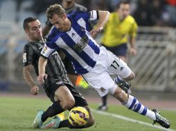 El centrocampista de la Real Sociedad David Zurutuza (i) pelea el balon con el jugador del Málaga Sergi Darder (d) durante el partido. EFE / J. Herrero