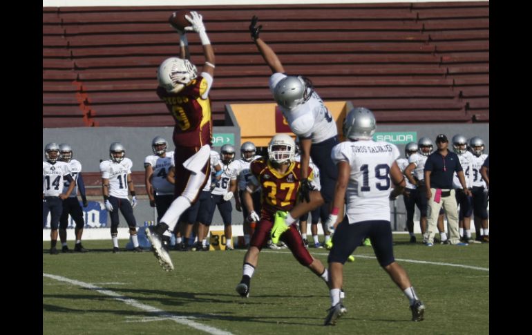 Hacia el último cuarto del partido y con el marcador empatado, ambos equipos apretaban en la línea de golpeo. EL INFORMADOR / F. Atilano