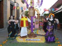 Docenas de altares se levantaron en el corredor peatonal Independencia, lleno de colorido por el espectáculo de las catrinas. EL INFORMADOR / N. Gutiérrez
