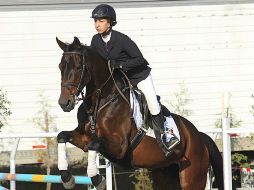 Valeria Vega, montando a 'Ashanty', en la competencia celebrada en el Club Hípico Punto Arena. EL INFORMADOR / M. Vargas