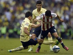 Reyna jugó entre líneas ayer en el Estadio Azteca. Los ocho centros que intentó fueron rechazados, incluido el polémico de Aguilar. AFP / A. Estrella