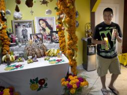 Los altares son decorados con fotografías de seres queridos fallecidos, calaveras de azúcar, frutas, velas, flores y pan. EFE / ARCHIVO