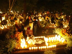 Cada año el gobierno municipal permite que se tome la plaza Borda para que miles de personas celebren el Día de Muertos. NTX / G. Salas