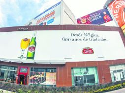 En un centro comercial ubicado en Acueducto y Patria se aprecia la magnitud del problema con la saturación de publicidad. EL INFORMADOR / A. Hernández