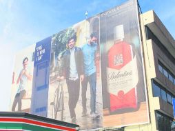 Foco publicitario. Las bebidas alcohólicas son el producto más difundido a través de lonas y mantas (Américas y Avenida México). EL INFORMADOR / M. Vargas