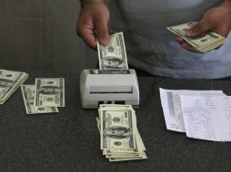 La moneda estadounidense se compra en un mínimo de 13.09 pesos. AP / ARCHIVO