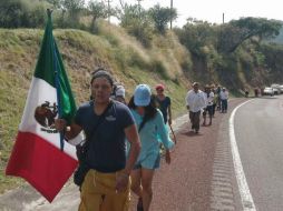 El grupo avanza resguardado por la Policía Estatal, una ambulancia de Protección Civil y personal de la Comisión de Derechos Humanos. SUN / J. Ríos