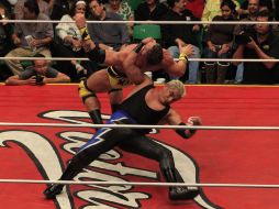 Shocker derriba a Marco Corleone durante el duelo del Martes de Glamour en la arena Coliseo. EL INFORMADOR / M. Vargas