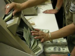 El tipo de cambio para solventar obligaciones en moneda extranjera pagaderas en el país es de 13.5925 pesos, informa Banxico. SUN / ARCHIVO