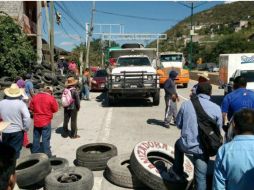 Por espacio de 10 minutos los maestros abrieron un solo carril en dirección hacia el Puerto de Acapulco. SUN /