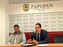 El secretario general del Ayuntamiento de Zapopan, Elías Rangel (d), durante el anuncio de esta mañana. TWITTER / ‏@zapopanprensa