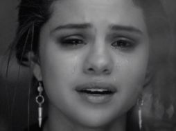La cantante llora en su nuevo video musical. YOUTUBE / SelenaGomezVEVO