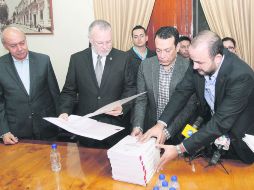 CLAVE. Los diputados Rafael González y Trinidad Padilla, en la presentación del proyecto presupuestal encabezada por Roberto López. EL INFORMADOR /