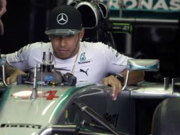 El piloto de Mercedes, Lewis Hamilton, revisa su vehículo en el Circuito de Interlagos, en Brasil. AFP / M. Schincariol