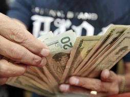 El tipo de cambio para solventar obligaciones en moneda extranjera pagaderas en el país es de 13.5573 pesos. EL INFORMADOR / ARCHIVO