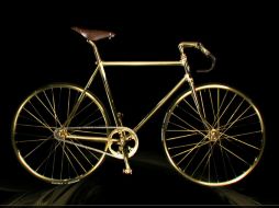 Estamos lejos de la austera bicicleta, una Aurumania enchapada en oro con 600 cristales de Swarovski cuesta unos 80 mil euros. ESPECIAL / aurumania.com