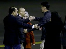 Tras desembarcar, se abrazaron con sus familiares y amigos en la pista. AP / T. Warren