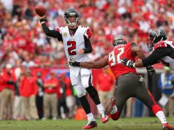 Matt Ryan pasa para 219 yardas y un touchdown de cinco yardas a Roddy White. AFP / M. Ehrmann